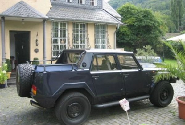 Един от най-интересните модели в нейната колекция обаче е известният Lamborghini LM002. Първият SUV на марката се произвежда от 1986 до 1993 г., като от него са направени само 329 бройки. LM002 е показан за първи път през 1982 г. в Женева, а серийната версия на SUV е представена едва четири години по-късно в Брюксел. Името на колата означава Lamborghini Militaria. Първоначално колата е предложена на американските военни, но те предпочитат всъдехода Hummer.

Автомобилът е оборудван с V12 двигател от суперавтомобила
 Countach. Мощността на двигателя е 450 к.с. и 500 Нм въртящ момент. Ускорението до 100 км/ч става за 9,3 секунди. Максималната скорост е 197 км/ч.