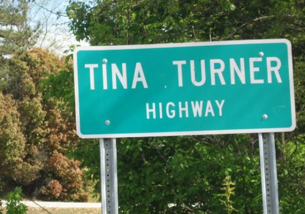 През есента на 2022 г. част от State Highway 19 близо до Нътбъш (Тенеси) е преименувана на „Tina Turner Highway“ (Магистрала Тина Търнър“). Изборът на този маршрут не е случаен. Факт е, че Тина Търнър (тогава Ани Мей Бълок) прекарва детството и младостта си в този малък град. През 1975 г. певецът посвещава известната песен „Nutbush City Limits“ на този град, а самото село се превръща в място на истинско поклонение за феновете на кралицата на рокендрола.