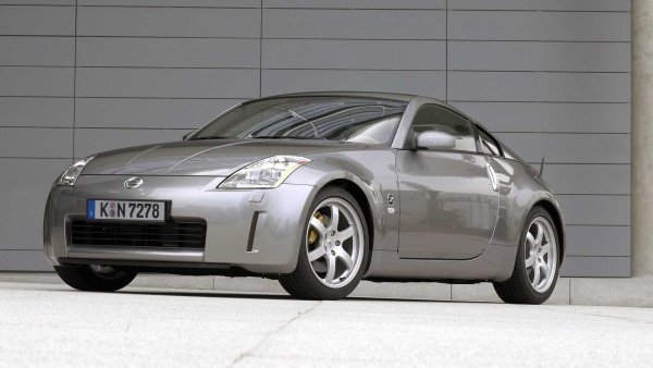 Селекцията започва с този, който ще празнува важна годишнина през 2023 г. - Nissan 350Z. Разбира се, това може да е колата, която най-малко отразява характеристиките, изброени по-горе, но защо е спомената първа? Защото минаха 20 години, откакто тя се появи по пътищата на Стария континент. Купето със задно предаване и 3,5-литров V6, разположен отпред направи своя европейски дебют именно през 2003 г.

В този труден за пазара на употребявани автомобили период можете да намерите екземпляри, чиято цена е между 15 000 и 30 000 евро в зависимост от пробега, мощността на двигателя и нивана на оборудване.
