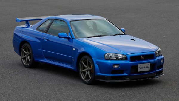 Точно когато 350Z се появи на бял свят, Nissan спря производството на предишната версия на  GT-R. Въпреки това,  Skyline R34 остава запомнящ се със своя феноменален двигател . 2.6L редови, 6-цилиндров двигател с кодово име RB26DETT, развиващ 280 к.с. (реалната мощност беше 340 к.с. при 364 Нм въртящ момент).

С течение на времето тази кола получи няколко варианта и специални версии, най-мощната от които е последната, Z-Tune. Тя е произведена само в 20 екземпляра от Nissan - с 500 к.с. и 540 Нм въртящ момент. Обемът на двигателя е увеличен до 2,8 литра (RB28DETT), като има две IHI турбини.

Ако планирате да добавите такъв в гаража си, имайте предвид обаче, че днес той се намира много трудно, като цените му варират между 70 000 и 150 000 евро, особено за специални или добре поддържани версии.
