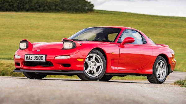 През 2002 г., няколко месеца преди Skyline R34 да напусне сцената, друга много важна кола в историята на Япония също каза „сбогом“. Това е легендарната Mazda RX-7, оборудване с Ванкелов двигател. В края на жизнения си цикъл този спортен автомобил с елегантни и грациозни линии, с кабина, проектирана около водача, получи лимитирана серия Spirit R. 

Естествено, тя е базирана на последното поколение на автомобила, с кодовото име FD, като имаше 1,3-литров роторен двигател с 239 к.с.. За Европа мощността беше увеличена до 279 к.с., като бяха поставени седалки Recaro и внушителна спирачна система. За съжаление, на пазара не се предлагат бройки от модела в добро състояние.