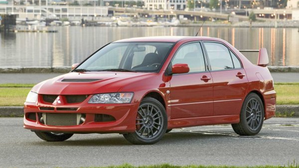 Когато си помислите за много бърз японски седан със задвижване на четирите колела и голям заден спойлер, една от колите, които със сигурност ви идват наум, е  Mitsubishi Lancer Evolution (или EVO). След 10 поколения, кое от което по-красиво от предишното, е трудно да се избере най-впечатляващия вариант. И все пак, вероятно това ще бъдат V, VI и VII. Най-вече заради успехите им в световния рали-шампионат и заради присъствието им във видеоигрите.

Излишно е да се казва, че намирането на такъв автомобил в оригинално състояние е сложно, но не и невъзможно. Ако имате къмет, ще трябва да платите огромна сума, тъй като най-търсените версии (TME, MR и други) започват от 50 000 евро.
