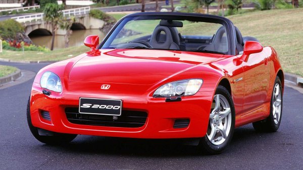 И накрая идва Honda S2000 - японският „спайдър“ с платнинен мек покрив. Този модел е произвеждан от 1999 до 2006 г., като в Европа е оборудван с двигател с 2.0 VTEC от 241 к.с., способен да достигне до 9000 оборота в минута и предлагащ невероятни емоции. Благодарение на външия си вид и невероятните характеристики тази кола е истинска класика.

Honda S2000 е произведена в четири специални версии, като най-емблематичната със сигурност е RJ. В Европа са внесени само в 50 екземпляра,  за да се отбележи 42-те години на Honda във Формула 1. Те са с перлено бяла боя и с инициалите на Дженсън Бътън и Рубенс Барикело, които тогава карат за отбора.