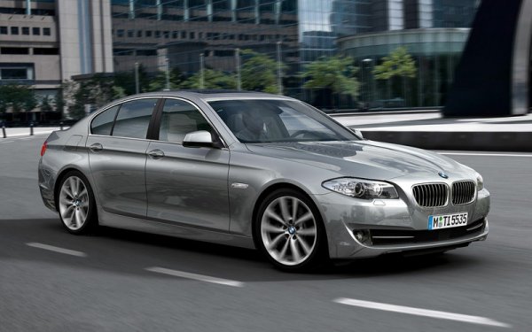 BMW 5-Series (F10) се нуждае от много грижи от стопанина си. Сменя се не само течността в автоматика, но и тази в системата xDrive, при това на всеки 40 000 - 50 000 км. Самият модел е достъпен в много и разнообразни варианти - с 3 типа каросерия, две скоростни кутии (предлага се 6-степенна механична, но тя почти не се среща), със задвижване на четирите колела и със задно предаване, както и с 4-, 6- и 8-цилиндрови мотори.