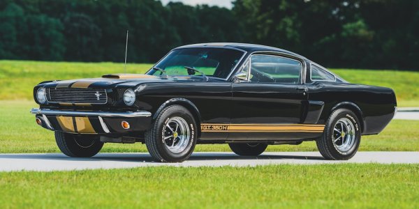 В средата на 60-те фирмата сключва договор с Каръл Шелби да й изработи 1000 специални бройки от GT350. За Шелби това е хитър начин да накара повече хора да изпробват тунингованите му автомобили. 
