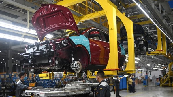 Всичко това е само част от глобалния план за развитие на Америка. Черешката на тортата е изграждането на завод за сглобяване на автомобили на стойност 2 млрд долара. За него вече е подписан меморандум с властите на щата Северна Каролина, като от компанията подчертават, че за да бъде близо до клиентите си, трябва да бъде близо до клиентите.

&bdquo;Смятаме да влезем на пазара в САЩ за дълго време, така че затова ще построим завод тук. Това е единственият път към бъдещето. Идеята е да създадем пълен цикъл &ndash; от производство до рециклиране на батерии&ldquo;, обяснява Еманюел Брет, заместник генерален мениджър на VinFast за глобалните продажби и маркетинг в интервю за FOX Business.