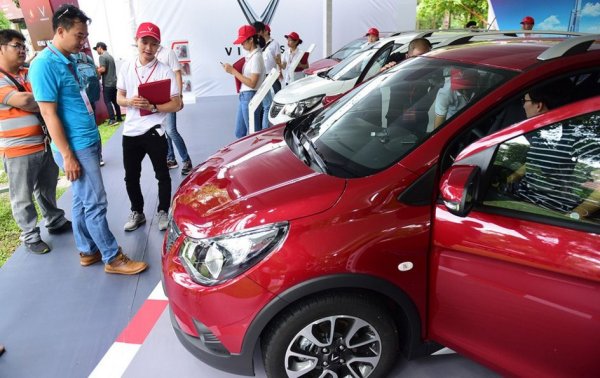 Позицията на VinFast на местния виетнамски пазар може да не е толкова мощна, колкото, да речем, Tata в Индия, но има успехи. И това, по-специално, се доказва от резултатите от продажбите през 2021 г. На първо място по продажби във Виетнам е компактният хечбек Fadil, чийто резултат е 24 128 единици. Цената на модела варира между 18 500 и 21 500 долара, като той изпреварва Hyundai Accent &ndash; 19 956 продажби (18 600 &ndash; 23 600 долара). Едва на трето място се нарежда предишният лидер Toyota Vios &ndash; 19 931 продажби (20 900 &ndash; 27 500 долара). 