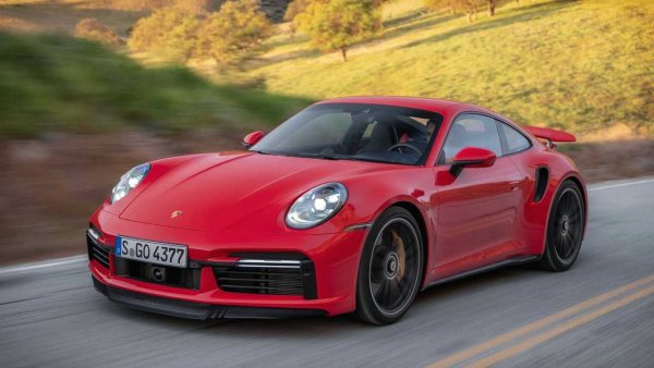 911: три цифри, които магически привличат автомобилните фенове от всички възрасти. Спортният автомобил, представен като 901 през 1963 г., дължи името си на една неловка ситуация. Peugeot запазва правото си да наименува моделите с нула в средата и възразява на името, избрано от германците. Това принуждава Porsche да избере 911, защото вече е произвел първия такъв автомобил. През май 2017 г. бе произведен милионният 911.