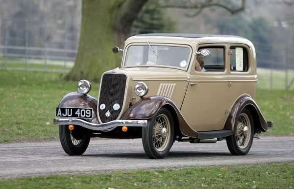 Може ли да предположите, че тази кола струва над 7000 евро чисто нова? Това е еквивалента на тогавашните 100 паунда, които купувачите дават през 1932 г., за да притежават автомобила. Във Великобритания той е известен като Ford 8.