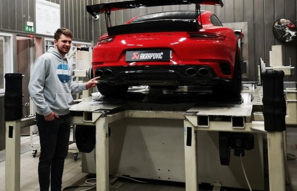 В гаража на баскетболиста има и Porsche 911 Turbo S, което също е персонализирано, но от друга компания - Akrapovic. Базовата цена на това Turbo S е 216 100 долара.  Ако Дончич е добавил пакета Sport Chrono (а той вероятно го е направил), купето може да вдигне 100 км/ч от място за 2,6 секунди. 

Под капака на червеното Porsche 911 Turbo S на баскетболиста има 3,8-литров туин-турбо двигател, свързан с осемстепенна автоматична скоростна кутия с двоен съединител. Мощността е 640 к.с., а максималната скорост достига 330 км/ч. Любопитното е, че Дончич притежава още две 911 Turbo S - черно и бяло.
