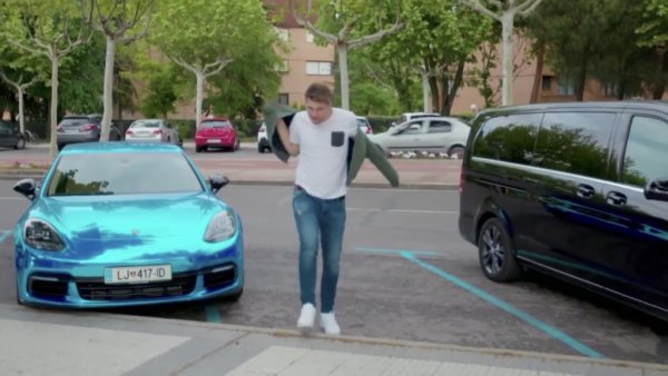 Забележителното 911 Turbo S не е единственото Porsche в колекцията на Дончич. Словенецът твърди, че неговата синя електрифицирана Panamera, която той кара при завръщането си в Словения, е най-красивата кола в света. Нейната базова цена е 109 000 долара, но вероятно Лука е добавил и някои екстри.
 
Задвижването на автомобила става с 2,9-литров туин-турбо V6 двигател, електрически мотор и батерия. Конските сили са 455. Ускорението от 0 до 100 км/ч отнема 4,2 секунди. В гаража на Дончич има още една Panamera, която обаче е черна на цвят. Тя е базирана в дома му в Далас.
