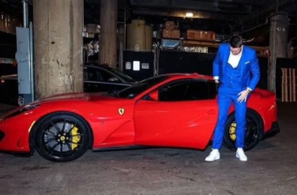 Като една истинска суперзвезда Лука Дончич има и Ferrari в гаража си, при това не какво да е Ferrari, а 812 Superfast. Произведената през 2019 година суперкола има 800 к.с. под капака си, осигурявани от 6,3-литров V12 двигател. Ускорението от 0 до 100 км/ч отнема 2,9 секунди, а до 200 км/ч - за 7,9 секунди.

Според слуховете Дончич е решил да се утеши с италианския автомобил, след като през миналата година отборът му се провали и не успя да достигне плейофите в НБА. Не е известно дали словенецът е купил колата като нова или тя има малък пробег, но цената във всички случаи е много сериозна - в Щатите моделът стартира от 399 900 долара.