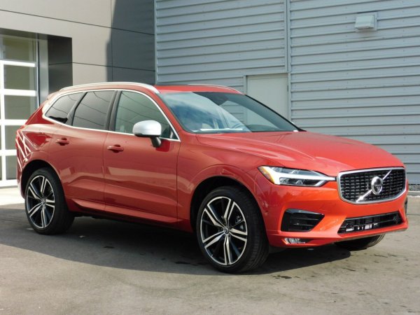 Най-добър премиум средноразмерен кросоувър - Volvo XC60

