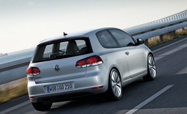 Спрямо 2024: 4% ръст
Пазарен дял: 4.0%
Преди две-три години изглеждаше, че C-класата може да изпревари Golf и България да стане втората страна след Албания, в която Mercedes е най-продаваната кола. Но със стабилен ръст в последните две години Golf си върна позициите, а през 2025 регистрациите са с над 300 коли повече от миналогодишните. При това дори не сме включили тук 702 бройки от Golf Plus и Sportsvan, които разглеждаме като отделен модел. 
