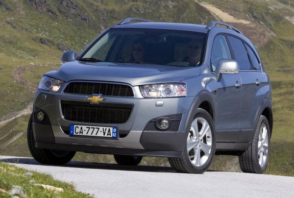 Captiva с автоматична скоростна кутия 6T30 (монтирана след 2008 г.) е най-добре да се избягва при покупа на вторичния пазар, особено в комбинация с 1,8-литров двигател. Кутията е проектирана за въртящ момент до 200 Нм и е склонна към прегряване. Преди моделната година 2010 проблемите можеха да се появят след 40 000-60 000 кв. След 2014 г. ситуацията се подобрява, но ресурсът все още е ограничен до 250 000 км.
