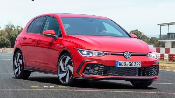 Golf е един от най-дълголетните модели на Volkswagen, като дебютира още пред 1974 г. Оттогама той е сменил 8 поколения, като е предлаган в огромен брой модификации. Сред тях е GTI, като в последното поколение тя получава 2,0-литров турбомотор с 245 к.с, съчетан с 6-степенна механична скоростна кутия. Ускорението от 0 до 100 км/ч става за 5,2 секунди.

