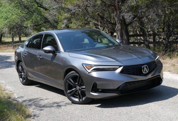 Integra се предлага под марката Acura и представлява хечбек с предно разположен двигател и задвижване към предните колела. Този модел дебютира през 1985 г., като в момента на пазара е негового пето поколение. Задвижването му е поверено на 1,5-литров турбомотор с мощност 201 к.с. Скоростната кутия е 6-степенна механична или CVT, а ускорението от място до 100 км/ч отнема точно 7,0 секунди.