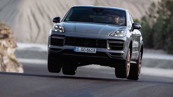 Двубоят между Ferrari и Lamborghini винаги е забележителен, но пък включването на Porsche го прави още по-интересен. Актуалният  Cayenne Turbo GT е най-бързата версия на германският SUV, благодарение на 4,0-литровия туин-турбо V8 с мощност 640 к.с., който позволява ускорение от 0 до 100 км/ч за 3,2 секунди. Осемстепенната автоматична скоростна кутия също е модифицирана, за да извършва по-бързи смени на предавките. Шасито също е снижено и гумите му са по-широки. И всичко това се случва без тежестта на батерии или електрически двигатели.