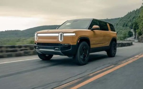 Не е изненада, че SUV версията на изцяло електрическия R1T също е бърза и способна. Този топ-вариант с четири електрически мотора се присъединява към ексклузивния клуб на SUV, способни да достигнат 100 км/ч за три секунди или по-малко. Това е още по-впечатляващо, като се има предвид, че R1S е транспортно превозно средство, с три реда седалки, което тежи близо 3200 кг! Максималната му скорост все пак е недостатък, тъй като достига едва 200 км/ч. Но пък го прави много бързо.