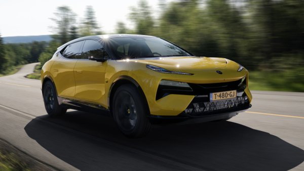 Eletre ще се появи на пазара още преди края на тази година и докато основната версия на този електрически SUV все още включва два електрически мотора, развиващи 610 к.с., то вариант R с неговата двустепенна трансмисия е много по-мощен. Той развива 905 к.с., които са достатъчни за ускорение до 100 км/ч от място за 2,95 секунди, но не стигат за първото място в тази класация.