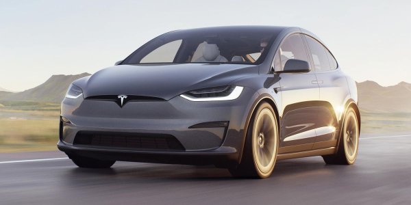 В днешно време царуването на Tesla Model X Plaid, когато става въпрос за ускорение при SUV, остава  недосегаемо.  С максимална мощност от 1020 к.с., благодарение на конфигурацията си с три двигателя, Tesla официално твърди, че ускорението от 0 до 100 км/ч отнема 2,5 секунди. Неофициално има много случаи, в които всъдеходът върви дори по-бързо. И докато други производители на автомобили повишават цените, Tesla намали цената на Model X Plaid от 144 490 долара през 2022 г на 109 990 долара в момента.