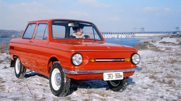 "Рекламната" цена е 1250 долара, което по официалния курс тогава прави едва 1062 лева. Само дето няма как да купите долари по официалния курс, а на черно вървят над два лева. Впрочем ЗАЗ 968 е бил първият автомобил на Владимир Путин. С време за ускорение от 0 до 100 км/ч от 32 секунди, това е и най-бавният масов автомобил в соцлагера през онази епоха. 
