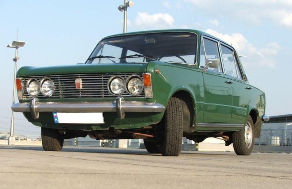 В много отношения това бе най-модерният автомобил отсам Желязната завеса, макар че плановете на поляците да го снабдят с актуални двигатели в края на 70-те бяха блокирани от Москва. Цената в рубли в "Кореком" е 9200. 
