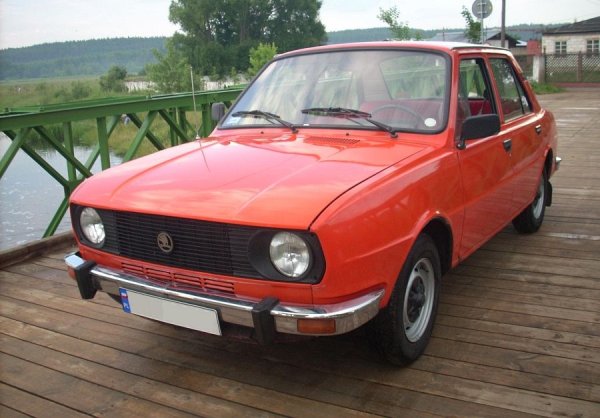 В Чехословакия през 70-те също им се иска да се отърват най-после от старомодната концепция на задноразположения двигател, и да въведат предното предаване. Но искането на Skoda за лиценз е отхвърлено от Москва и вместо това на чехите им се налага просто да обновят леко старата S100/110. 
Skoda 105 L е по-слабият от получените в резултат два нови модела. 
