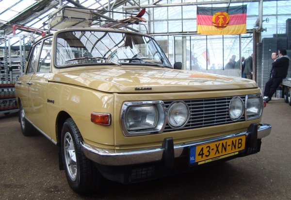 Източногерманският автомобил с двутактов двигател бе относително по-достъпен в сравнение с ладите - за него се чакаше значително по-малко. Рекламната цена в "Кореком" през 1980 е била 2500 долара, а свободната - 3000. 
