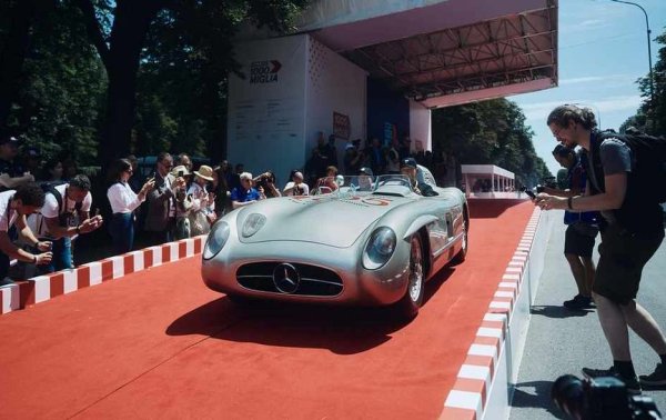 Тази машина е сред най-знаменитите състезателни коли от средата на миналия век, карана от гиганти като Хуан Мануел Фанджо и Стърлинг Мос. А нейната изключително рядка версия Uhlenhaut Coupe понастоящем държи рекорда за най-скъпо продаден автомобил на всички времена. 
