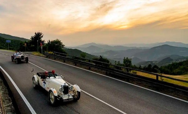 Британска марка за спортни коли, основана в Ковънтри през 1919 и окончателно фалирала през 1967. 

