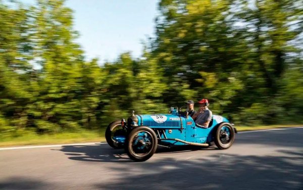 Френски производител на луксозни спортни машини, процъфтявал през 20-те години, но после съсипан от Голямата депресия и окончателно ликвидиран от началото на Втората световна война. Именно в автомобил на Amilcar се случва трагичният инцидент с великата балерина Айседора Дънкан, чиито шал е подхванат от вятъра и се омотава в колелата, счупвайки врата й. 
