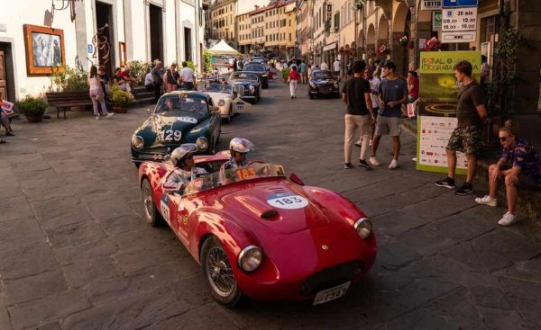 Още един позабравен вече италиански производител, създаден веднага след Втората световна война в Модена от Виторио Стангуелини и брат му. Продължава да произвежда състезателни машини чак до смъртта на Виторио през 1981. 
