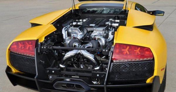 В случая голяма част от компонентите на стандартния мотор са замени с напълно нови, за да се справят с увеличената мощност. Двата турбокомпресора са проектирани и изработени специално за този двигател, като крайният резултат е 1100 конски сили.