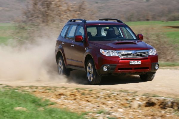 Subaru Forester '08 - Първи е популярният двигател 2.0L DOHC, 16 клапана, който е допълнително подобрен. Увеличена е икономията на гориво чрез нова конструкция на цилиндровата глава. Подобрени са нивата на въртящ момент при ниски и средни обороти, което се отразява върху цялостното поведение на автомобила.