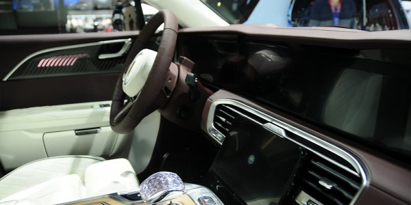 В колата обаче има и много оригинални детайли - например оформлението на задните светлини, който китайците вече са нарекли &bdquo;червеното знаме&ldquo;. Интериорът на колата е пълен с сензорни панели, както и с полирани алуминиеви и дървени вложки.