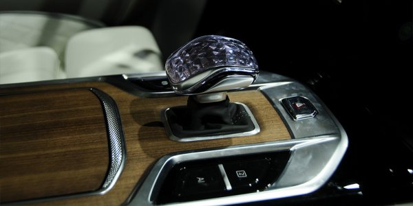 Кросоувърът е оборудван с два електрически мотора - двигател с мощност 218 к.с. на предния мост и с 333 к.с. на задния. Времето за ускорение от 0 до 100 км/ч е по-малко от 4 секунди, а пробегът едно зареждане - над 500 километра. На богатите клиенти ще бъдат предложени три възможности за оформление на салона - с 4, 6 и 7 места.