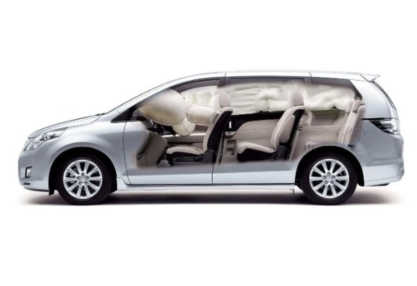 Една от най-големите и най-известните грешки в историята на автомобилната индустрия е дефектът в газовия генератор на въздушни възглавници от японската компания Takata, които от началото на 2000-те са монтирани на над сто милиона автомобила от различни марки. Сред тях са японските Nissan, Toyota, Mitsubishi, Subaru, Mazda, Honda и Isuzu, както и американските Ford, Chrysler, General Motors, Tesla и европейските Audi, BMW и други.

Поради недостатъчно стабилизиран химически амониев нитрат в пиропатрона, чиито свойства се променят силно при температурни промени, възглавниците Takata могат да не сработят или точно обратното – да се задействат без причина. И фрагменти от тях могат да причинят значителни наранявания на водача и пътниците. В световен мащаб този проблем е убил най-малко 24 шофьори и е ранил около 300 души. Над 10 милиона автомобила бяха вкарани в сервизите, което доведе до фалит на Takata.