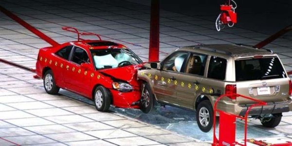 Всичко това не е изненадващо - кросоувърите тежат повече от другите автомобили и имат масивна предна част, която може да причини значителна вреда на пешеходеца при сблъсък. Освен това стоят по-високо от земята от обикновените автомобили. Високият просвет измества центъра на тежестта нагоре, увеличавайки риска от преобръщане. В същото време увеличеното тегло затруднява спирането на автомобила, което води до по-дълъг спирачен път в сравнение с конвенционалните коли.