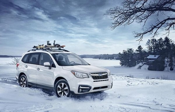 Автомобилите със задвижване на всички колела имат по-добра динамика на заснежени пътища. Спорът приключи, нали? Не бързайте! Ускорението е само един от аспектите на шофирането, а колата също така трябва да се контролира и в крайна сметка да спре. И това са областите, в които кросоувърите страдат, независимо от метеорологичните условия.