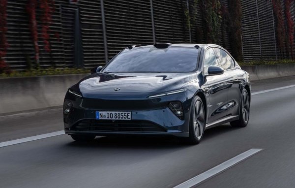 Колкото повече продават, толкова повече пари губят: този принцип е валиден за повечето стартъпи за производство на електромобили. Базираният в Шанхай NIO Inc поне е успял да се отърве от репутацията на най-губещия автомобилен производител в света благодарение на Rivian. Но резултатите на китайците се влошават - макар да са продали с 31% повече автомобили през 2023 (общо 160 038 бройки), нетната им финансова загуба става още по-голяма в сравнение с 2022 - 20.7 милиарда юана, или около 2.65 милиарда евро. 
