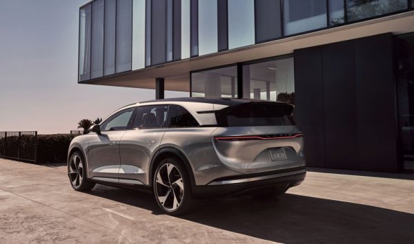 Калифорнийската компания бе най-вероятният кандидат за "убиец на Tesla" - но, поне що се отнася до финансовите резултати, е все още безкрайно далеч от постиженията на Илон Мъск. През 2023 Lucid е доставила 6001 автомобила, или с 37% повече спрямо 2022, и има приходи от 595 млн. долара. Но нетната загуба се увеличава двойно и достига 2.83 млрд. долара (2.6 млрд. евро). Дебютът на новия SUV модел Gravity би трябвало да промени тенденцията. А буквално преди седмица саудитският държавен суверенен фонд, който е основен акционер, великодушно отпусна още 1 милиард долара за текущи харчове. 
