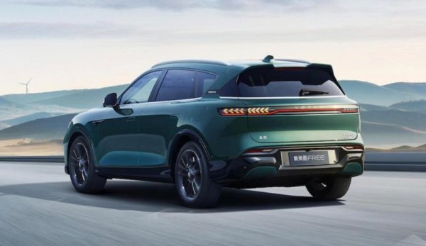 Китайският гигант, който е държавна собственост, отчете сериозен спад в продажбите на конвенционалните си модели през 2023, макар че върховата му електрическа марка Voyah, която вече се предлага и в България, е реализирала цели 159% ръст. Общите приходи са 99 милиарда юана, но нетният финансов резултат е загуба от 3.99 милиарда юана, или около половин милиард евро. Но компанията има кеш резерви от над 100 милиарда юана, така че в годишния отчет ръководството изрази увереност, че това е само междинен резултат от реорганизацията на гиганта. 
