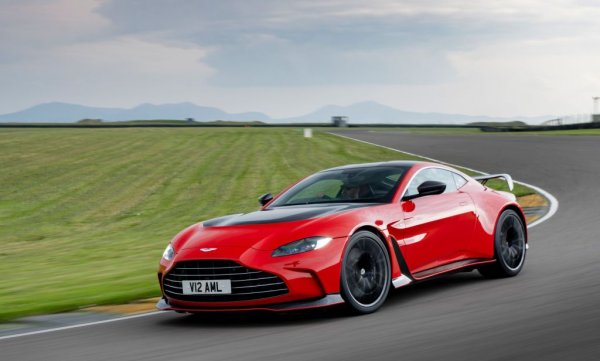 Британският производител на суперавтомобили е на червено от доста време, но през 2023 поне е успял да намали нетната си загуба до 111 млн. лири (129.9 млн. евро), на фона на 142 млн. през 2022. Компанията има 1.63 милиарда лири оборот за миналата година, през която е доставила 6620 автомобила (3% ръст на годишна база). 
