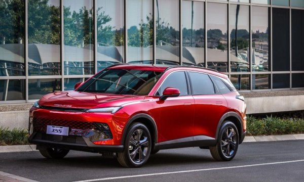 Китайска компания, която е собственост на местните власти на столицата Пекин. Това е китайският производствен партньор на Mercedes и Hyundai, но прави също автомобили и под собствената си марка Beijing. За 2023 корпорацията отчита 197.9 млрд. юана приходи (190 млрд. през 2022), и 3.03 милиарда юана нетна печалба (0.39 млрд. евро). Доходността на акция е 5 евроцента, предложеният дивидент - по 1.7 евроцента на акция. 
