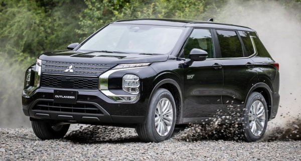 За всички японски компании фискалната 2024 година приключва едва на 31 март, затова тук сме посочили най-актуалните им прогнозни данни, публикувани през февруари. Очакванията на Mitsubishi са да отчете 2.85 трилиона йени годишен оборот, 200 милиарда йени оперативна печалба (ръст от 5%) и 140 милиарда йени, или около 0.86 млрд. евро, нетна печалба. Доходността на акция се очертава към 94 йени, или 58 eвроцента. 
