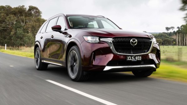 Както и при всички останали японски компании, и за Mazda фискалната година продължава до 31 март, така че това са само прогнозни данни на база последните междинни резултати от края на декември. Компанията предвижда да постигне 4.8 трилиона йени приходи за финансовата година (+25% спрямо предишната), 250 милиарда йени оперативна печалба (+76%) и 170 милиарда йени, или около 1.04 млрд. евро, нетна печалба (+19%). Доходността на акция се очаква да е 270 йени - 1.66 евро. 
За първите 9 месеца на фискалната година компанията е продала 930,000 автомобила, или ръст от 17% на годишна база. Основните й пазари са Северна Америка (380,000 продажби), Европа (135,000), Япония (121,000) и Китай (73,000). 
