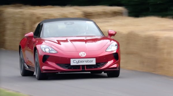 SAIC Motor (новото име на бившата Shanghai Automotive Industry Corporation) е най-големият автомобилен производител в Китай. Освен че произвежда моделите на VW и GM за китайския пазар, SAIC има и успешни собствени марки - Maxus, IM, Roewe, Baojun, Wuling, Rising и особено MG, която вече присъства сериозно и на европейския пазар. За миналата година държавната компания е продала общо 5.02 милиона автомобила, но тук са включени и продуктите на джойнт-венчърите с VW (1.2 милиона) и GM (1 милион). 
Звездичката до числото горе означава, че компанията още не е публикувала окончателните си финансови данни за 2023 година. Посочените тук са само за първите девет месеца: приходи от 523 милиарда юана (лек спад спрямо 2022), нетна печалба от 11.4 милиарда юана (1.46 млрд. eвро), и доходност на акция о 0.9 юана (към 12 евроцента). 
