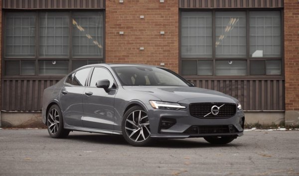 Донякъде парадоксално, но Volvo загуби доверието на инвеститорите и претърпя сериозна обезценка на акциите точно след като отчете най-добрата си финансова година изобщо. В нея компанията има 399 млрд. шведски крони (еквивалента на 34.6 милиарда евро) оборот, 5% марж на оперативната печалба и нетна печалба от 17 млрд. крони (1.474 млрд. евро). Доходността на акция е 4.38 крони, или около 38 евроцента. 
Шведската компания, която е собственост на китайската Geely, е продала рекордните 708 716 автомобила през миналата година, ръст от почти 100,000 на фона на 2022. Спадът в цената на акциите обаче е свързан не с резултатите, а с известното охлаждане на глобалния пазар за електромобили - област, върху която Volvo се фокусира изцяло. Разочароващите резултати на дъщерната Polestar също имат принос. 
