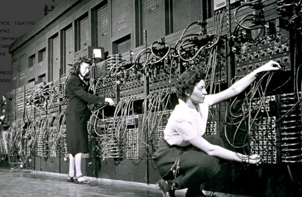 Проблемите с лампите са очевидни за всеки, който е зървал оригиналния компютър на Атанасов-Бери, първия програмируем компютър ENIAC (на снимката) или който и да е друг от ранните образци в тази област. 
ЕNIAC, когото през 1946 пресата нарича "Гигантския мозък", е способен за 30 секунди да изчисли балистични траектории, за които на човек са нужни 20 часа. И е гигантски в буквалния смисъл - 18 000 вакуумни тръби, 7200 кристални диода, 1500 релета, 70 000 резистора, 10 000 кондензатора... Цялата грамада заема 167 квадратни метра площ и тежи 27 тона. Потребява 150 киловата и се говори, че когато я включвали, лампите в цяла Филаделфия леко помръквали. 
ENIAC е способен да изпълнява 5000 инструкции в секунда. Смартфонът в джоба ви, конструиран от полупроводникови схеми, изпълнява над 25 МИЛИАРДА. А един съвременен процесор като AMD Ryzen Threadripper е способен на 2.35 трилиона. 
